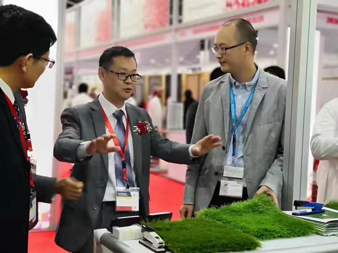 Kínverska ræðismannsskrifstofa og JS Artificial Grass Chinese consul and JS Artificial Grass